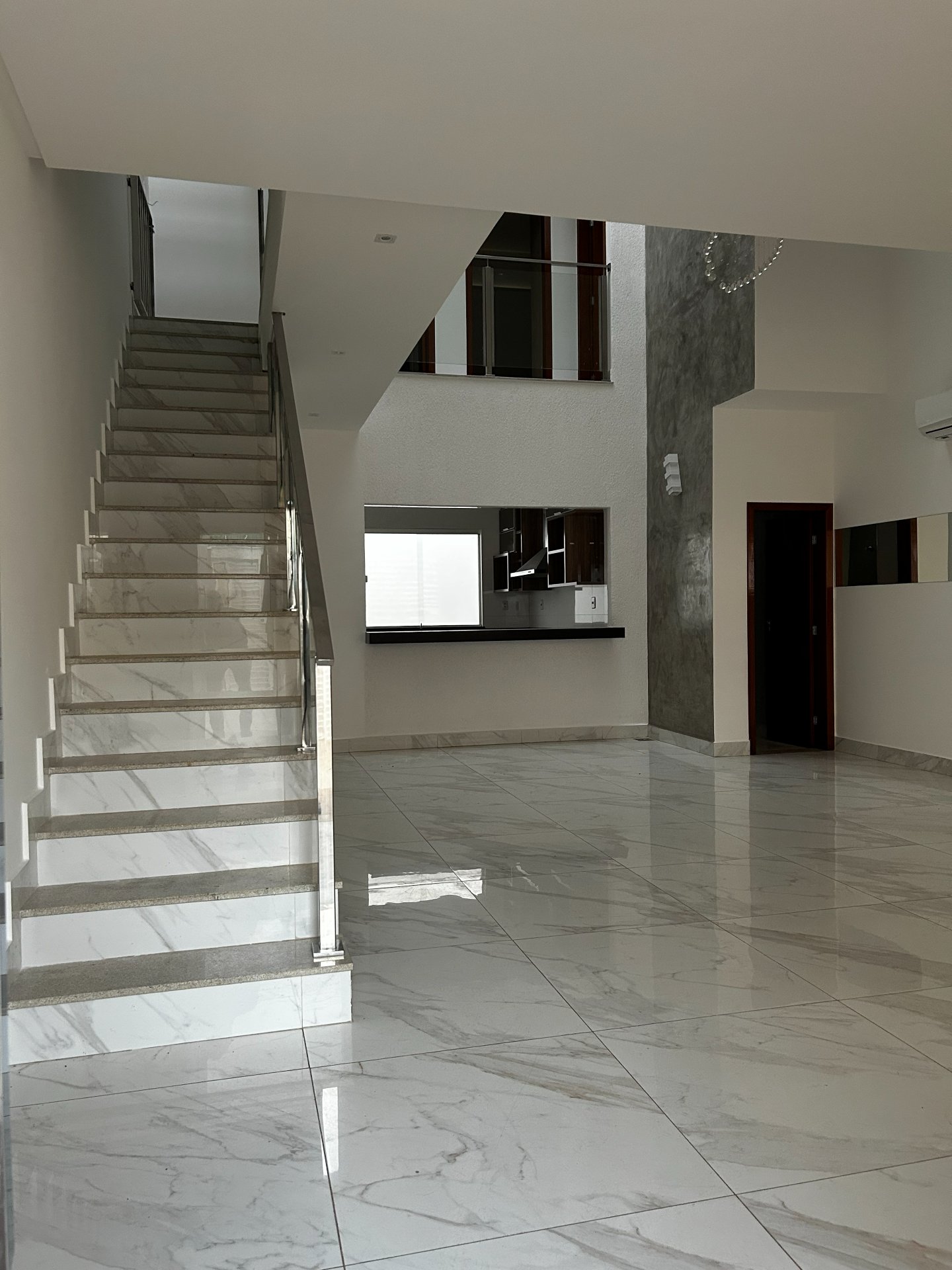 Escada e piso em mármore