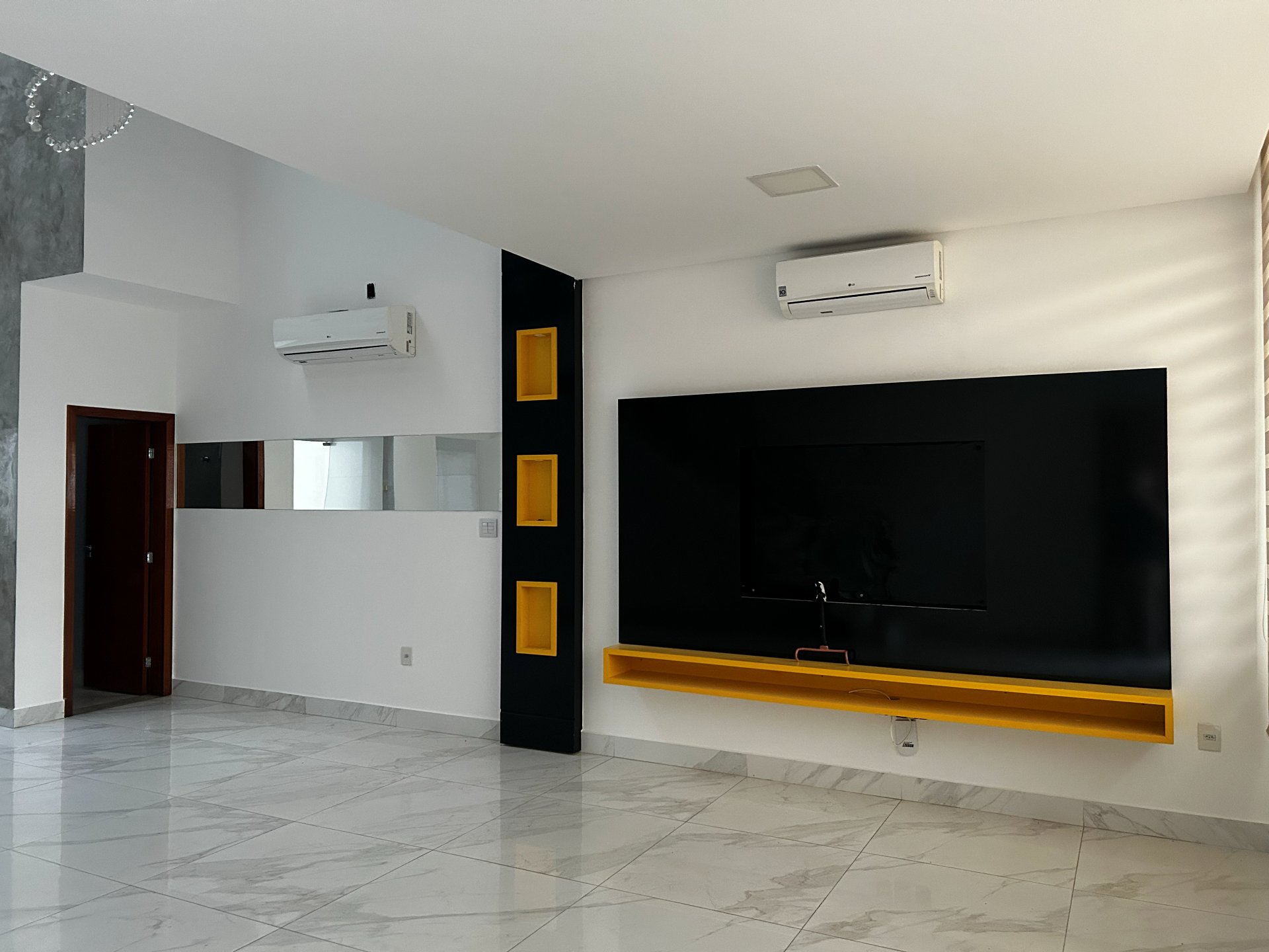 Living com painel de TV