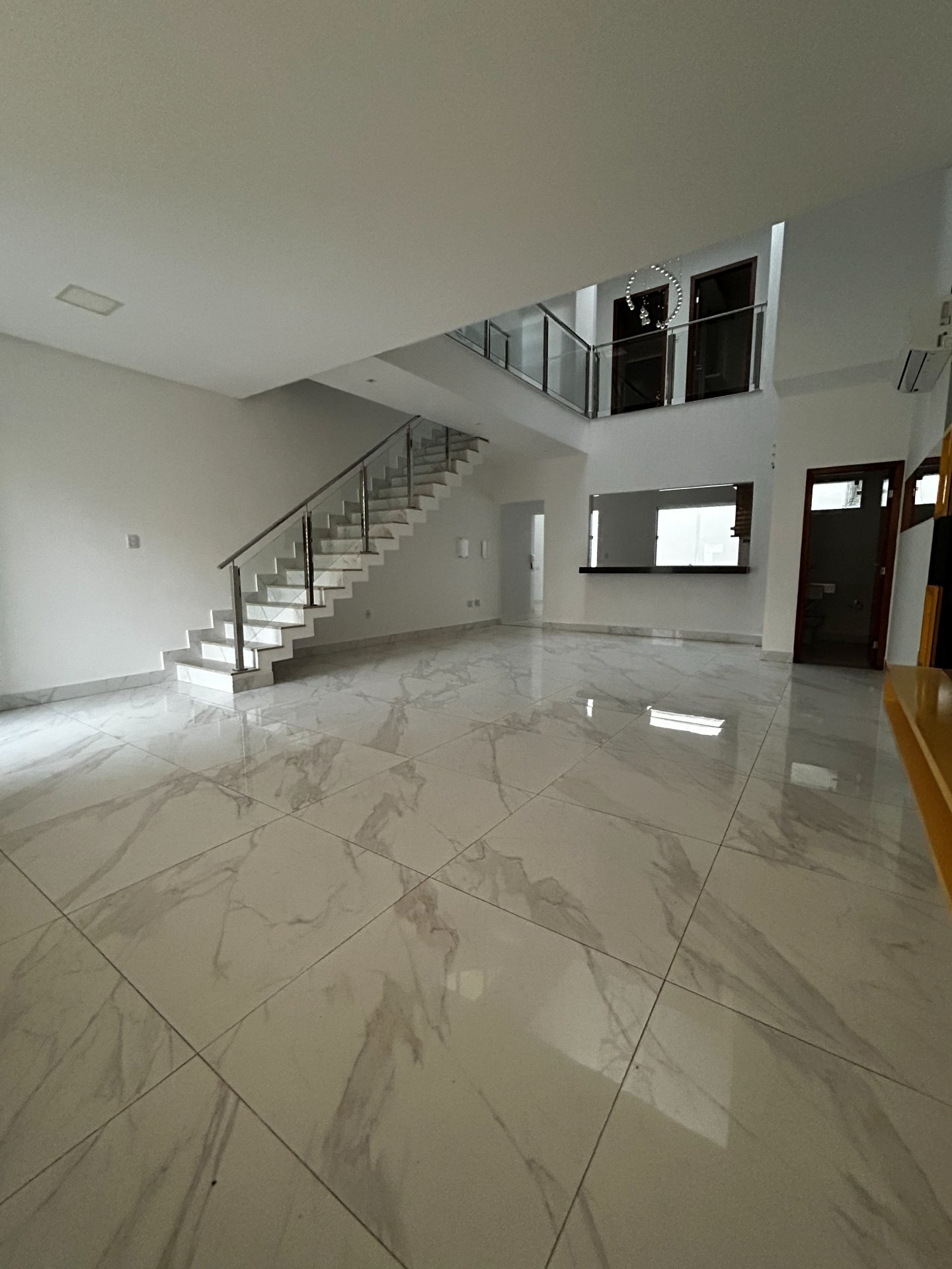 Sala de estar com pé direito duplo
