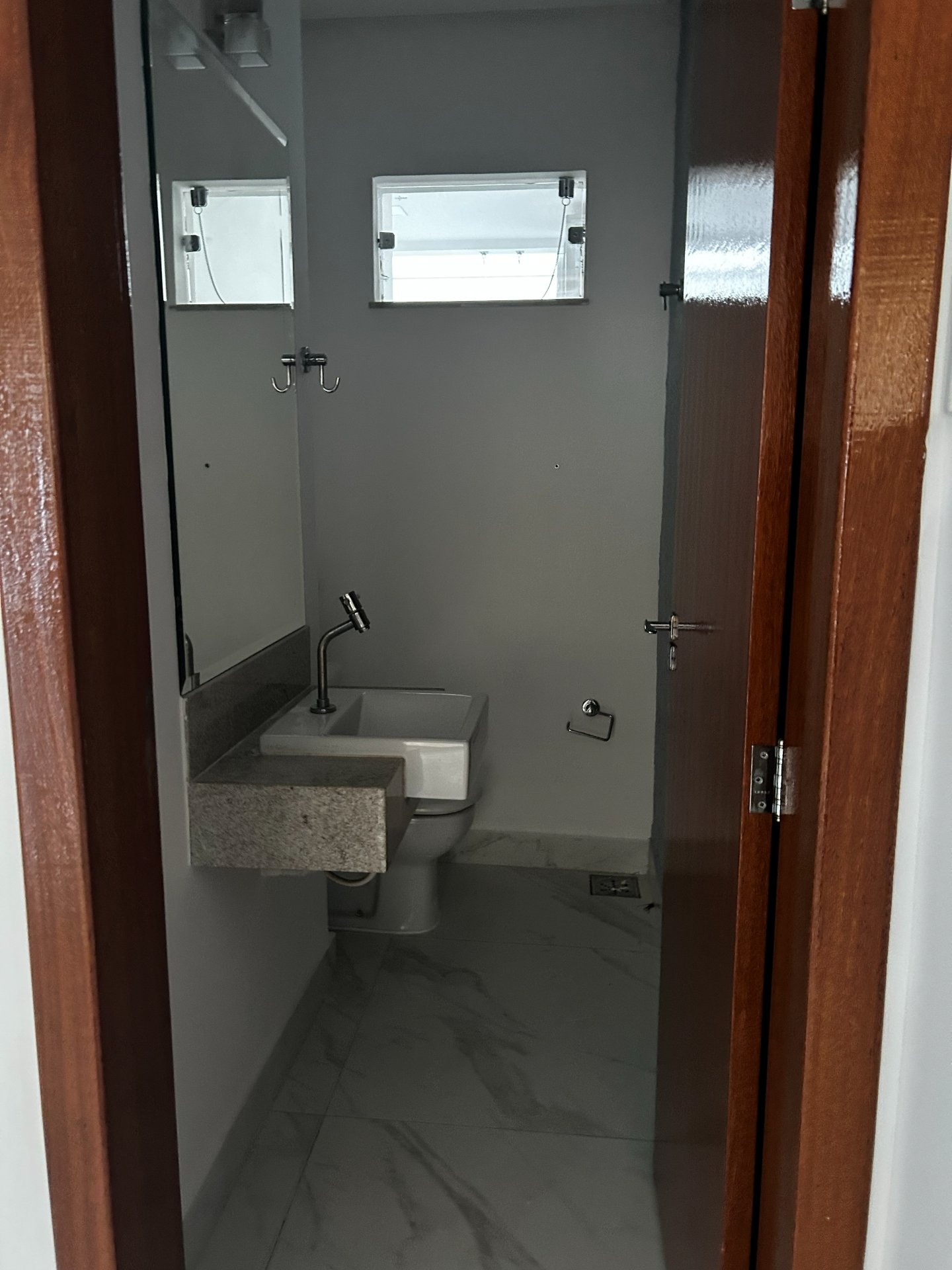 Lavabo com bancada em granito
